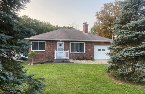 Bedford House | Cozy Quiet Ranch with Sprawling Yard