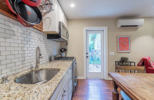 Travis Heights House | Cozy & Quiet Retreat ~ Walk to SoCo and Town Lake!
