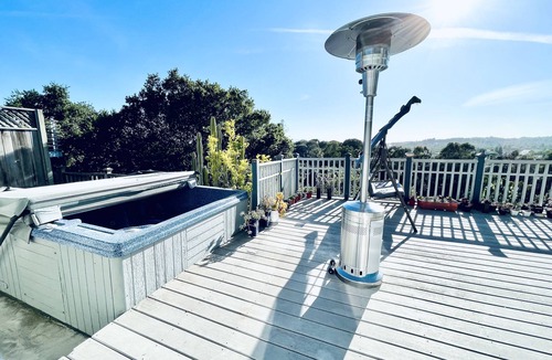 Fairview Apartment | Cozy &Quiet/Safe Pvt Studio/Projector/free parking