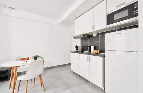Centre Apartment | Cozy Quiet Studio in Nanterre – Near La Defense