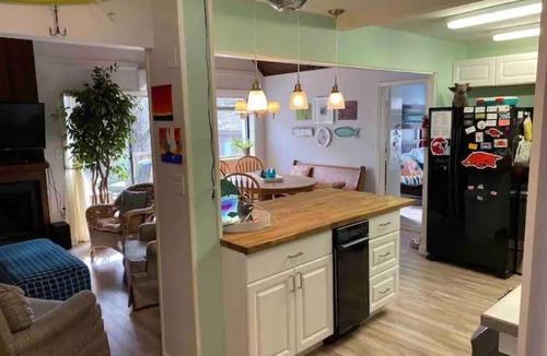 Fairfield Bay House | Cozy, Quirky & Fun Cabin - Sleeps 8 - Dog Friendly - Fairfield Bay, Arkansas