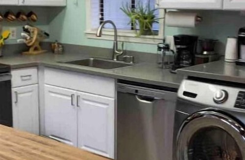 Fairfield Bay House | Cozy, Quirky & Fun Cabin - Sleeps 8 - Dog Friendly - Fairfield Bay, Arkansas