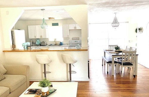 Northwest House | Cozy Ranch Home, Centrally Located near Chicks Beach!