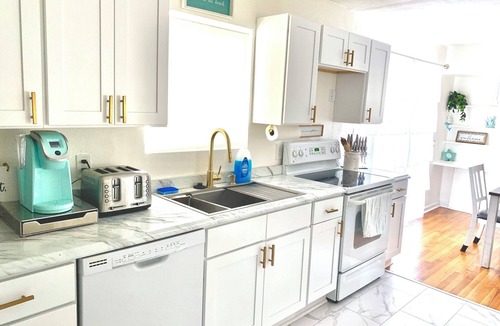 Northwest House | Cozy Ranch Home, Centrally Located near Chicks Beach!