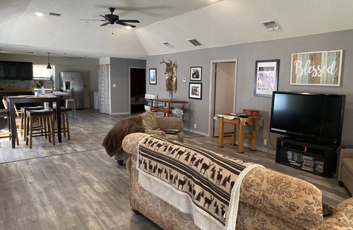Daisy House | Cozy Ranch Home w/Spacious living/kitchen, screened in porch