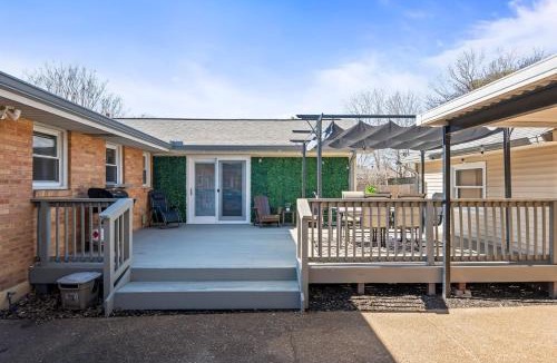 Nashville House | Cozy Ranch Retreat-Large Deck & Yard-10 Mins to Downtown