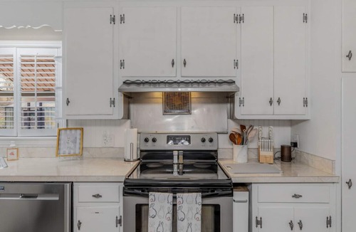Collinsville House | Cozy Ranch Retreat w Patio & Bonus Space!