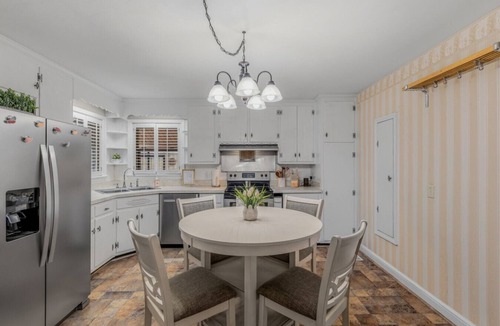 Collinsville House | Cozy Ranch Retreat w Patio & Bonus Space!