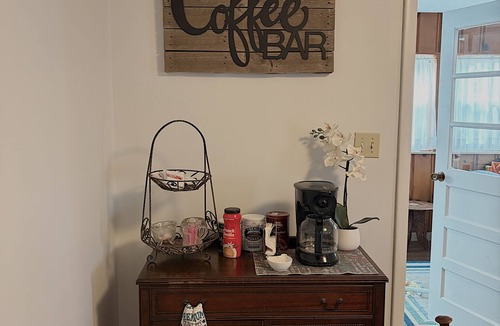 Tebbetts House | Cozy Ranch Retreat Near Jefferson City - Fun Games, Activities, Sports, & Land!