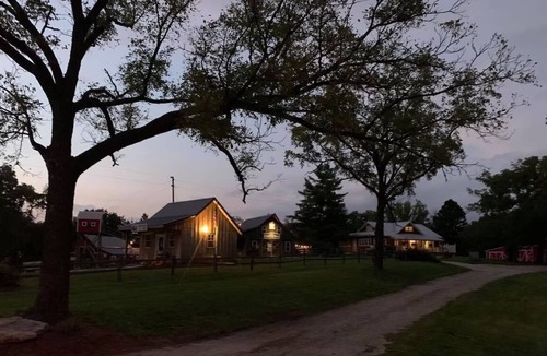 Tebbetts House | Cozy Ranch Retreat Near Jefferson City - Fun Games, Activities, Sports, & Land!