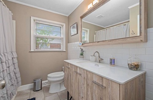 Sheffield Park House | Cozy Ranch Style home with hot tub and fenced yard