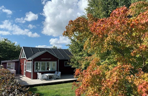 Hornslet House | Cozy red cottage by Kalø Vig with seaview