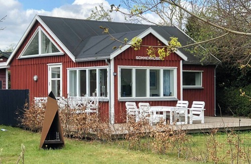 Hornslet House | Cozy red cottage by Kalø Vig with seaview
