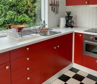 Hornslet House | Cozy Red Cottage By Kalø Vig With Seaview