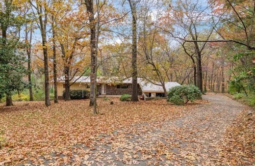 Lupton City House | Cozy Relaxing Room Central to Chattanooga