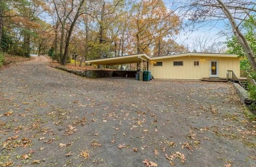 Lupton City House | Cozy Relaxing Room Central to Chattanooga