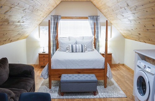 Burnet Cottage | Cozy, Remodeled Garage Apartment for up to 3