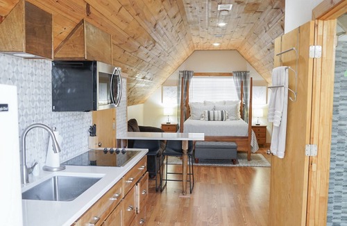Burnet Cottage | Cozy, Remodeled Garage Apartment for up to 3