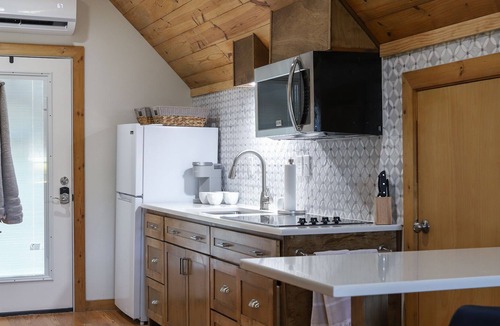 Burnet Cottage | Cozy, Remodeled Garage Apartment for up to 3