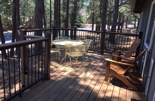 Flagstaff House | Cozy Remodeled Getaway in Continental Country Club, Large Wooded Lot & Wildlife