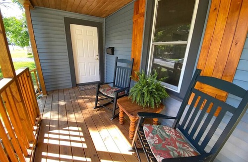 White Sulphur Springs House | Cozy Renovated Bungalow — Walk Downtown!
