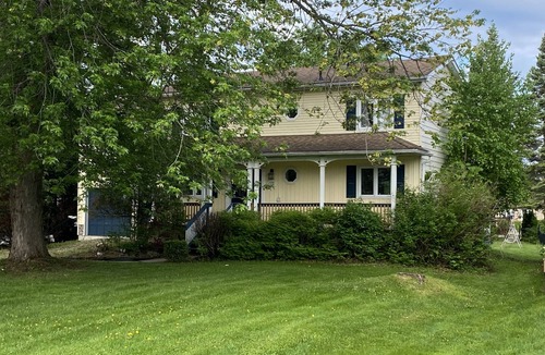 Lagoon City Cottage | Cozy Renovated 4 Bedroom Waterfront Cottage with Hottub and Firepit