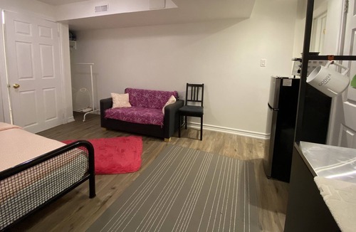 Richmond Hill House | Cozy Renovated Studio Room with private entrance