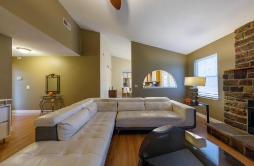 Columbia House | Cozy Retreat 3bdrm 2bath house with deck