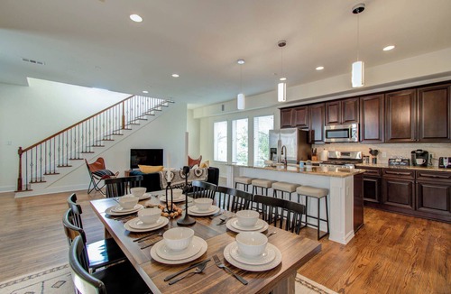 Washington Ave./ Memorial Park House | Cozy retreat 5 Min from Downtown Houston 4bd - Rooftop Views !