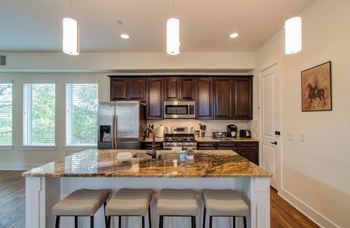 Washington Ave./ Memorial Park House | Cozy retreat 5 Min from Downtown Houston 4bd - Rooftop Views !