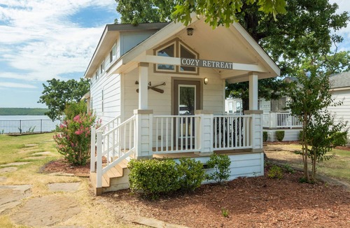Sperry Cottage | Cozy Retreat at CrossTimbers Marina