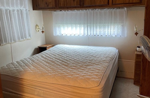 Mindemoya Cottage | Cozy retreat at Idyll Glen RV Park