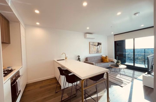 Box Hill Apartment | Cozy Retreat