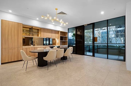 Box Hill Apartment | Cozy Retreat