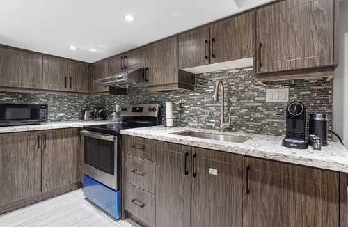 Whitby Apartment | Cozy Retreat Great for Short/Long Term Stays.