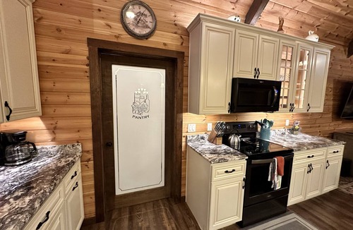 Shenandoah House | Cozy Retreat - Hot tub - Fire Pit - Game Room - 4 King Bedrooms