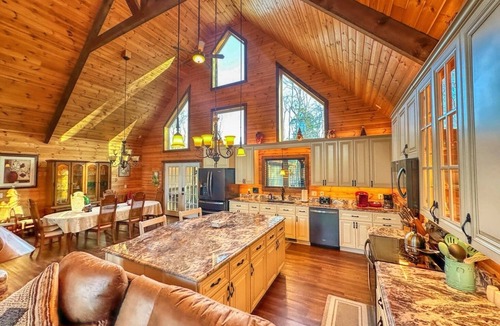 Shenandoah House | Cozy Retreat - Hot tub - Fire Pit - Game Room - 4 King Bedrooms