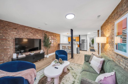 Hyde Park Apartment | Cozy Retreat in Hyde Park with In Unit Laundry