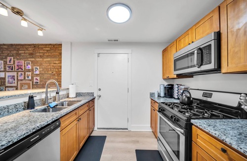 Hyde Park Apartment | Cozy Retreat in Hyde Park with In Unit Laundry