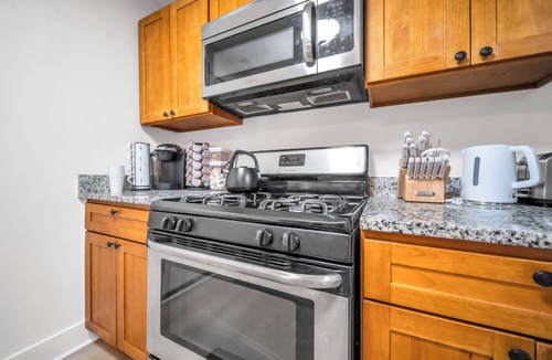 Hyde Park Apartment | Cozy Retreat in Hyde Park with In Unit Laundry