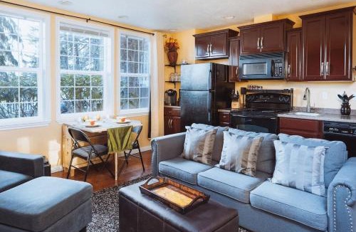 Jennings Lodge Apartment | Cozy Retreat - Level 2 car charging available