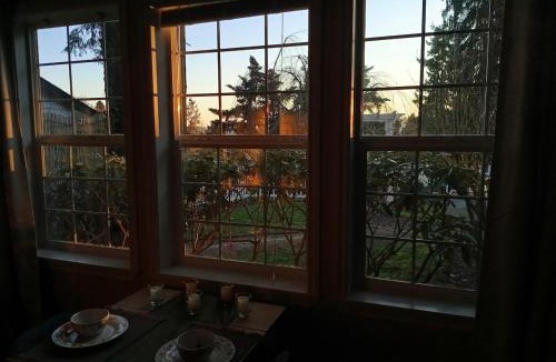 Jennings Lodge Apartment | Cozy Retreat - Level 2 car charging available
