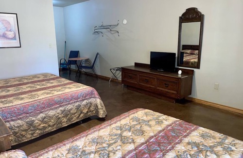 Graham Hotel | Cozy retreat on the lake
