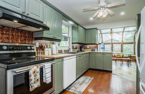 Georgian Bluffs Cottage | Cozy Retreat: Serene Views & Group Friendly