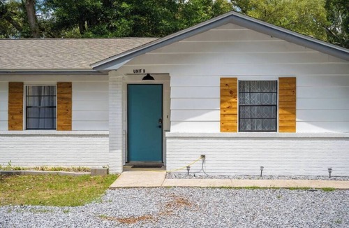 West Pensacola Apartment | Cozy retreat w/BBQ grill & backyard