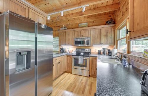 The Mountain Club House | Cozy Retreat w/Deck & Sapphire Resort Access!