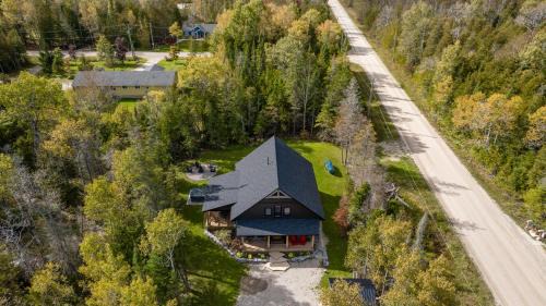 Stokes Bay House | Cozy Retreat w Hot Tub Bruce Peninsula
