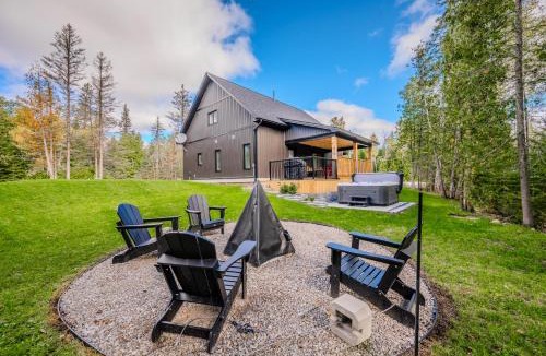 Stokes Bay House | Cozy Retreat w Hot Tub Bruce Peninsula