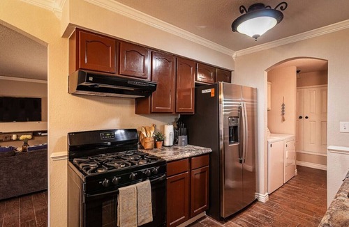 Biggs Field House | Cozy Retreat w/King Bed, Backyard & Private Patio