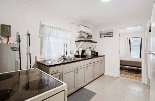 Southeast Pensacola House | Cozy retreat w/kitchen & workspace
